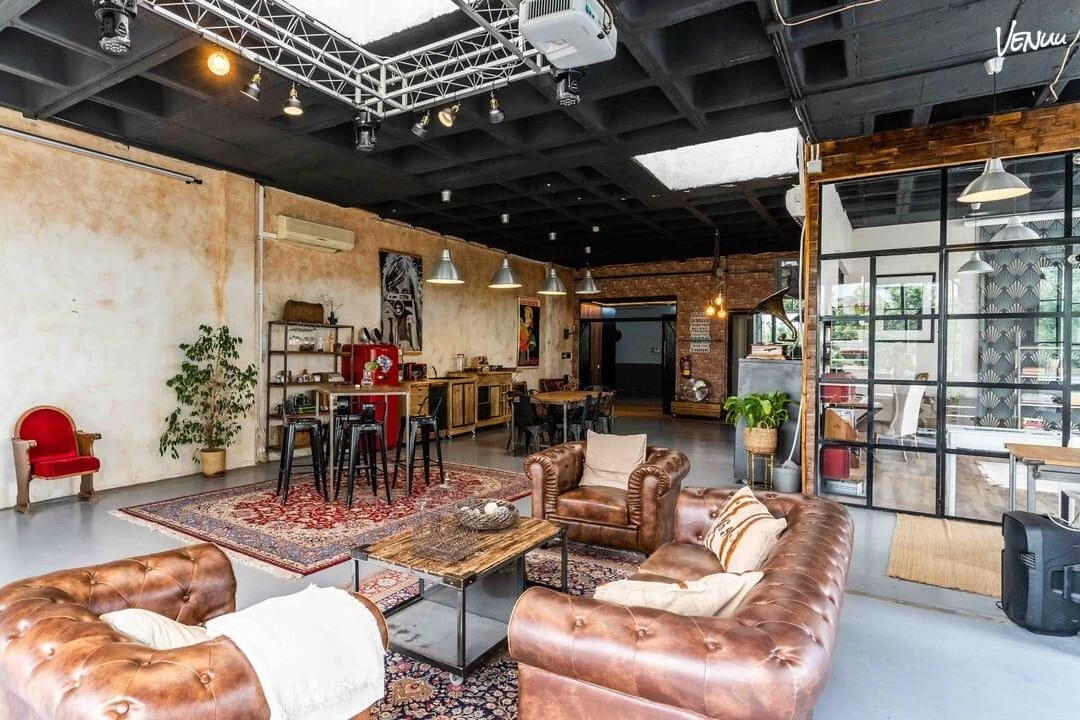 Espacio Teseo – "Espacio flexible y dinámico, ideal para workshops, presentaciones y eventos empresariales donde la creatividad es protagonista."