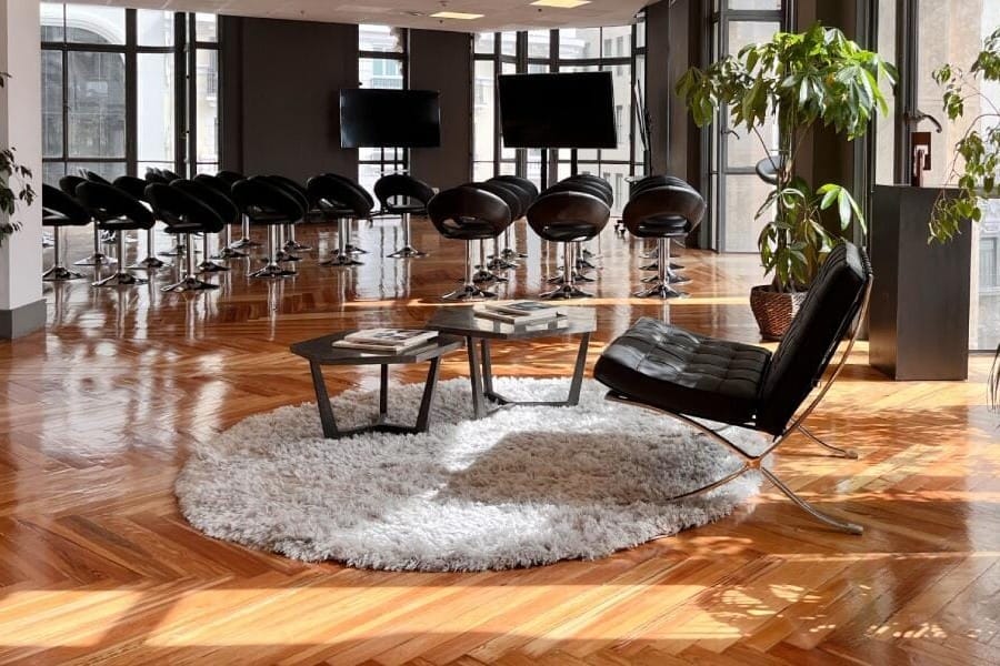 Innedito16 – Gran Vía Hub27 – "Espacio en plena Gran Vía de Madrid, perfecto para reuniones estratégicas y eventos donde la ubicación es clave."