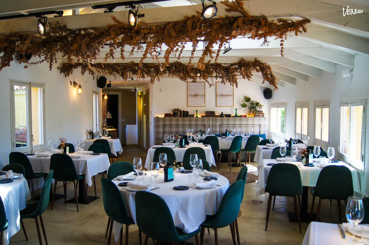 Salón Chimenea de El Rincón de Vespok con ambiente elegante y cálido en Madrid.