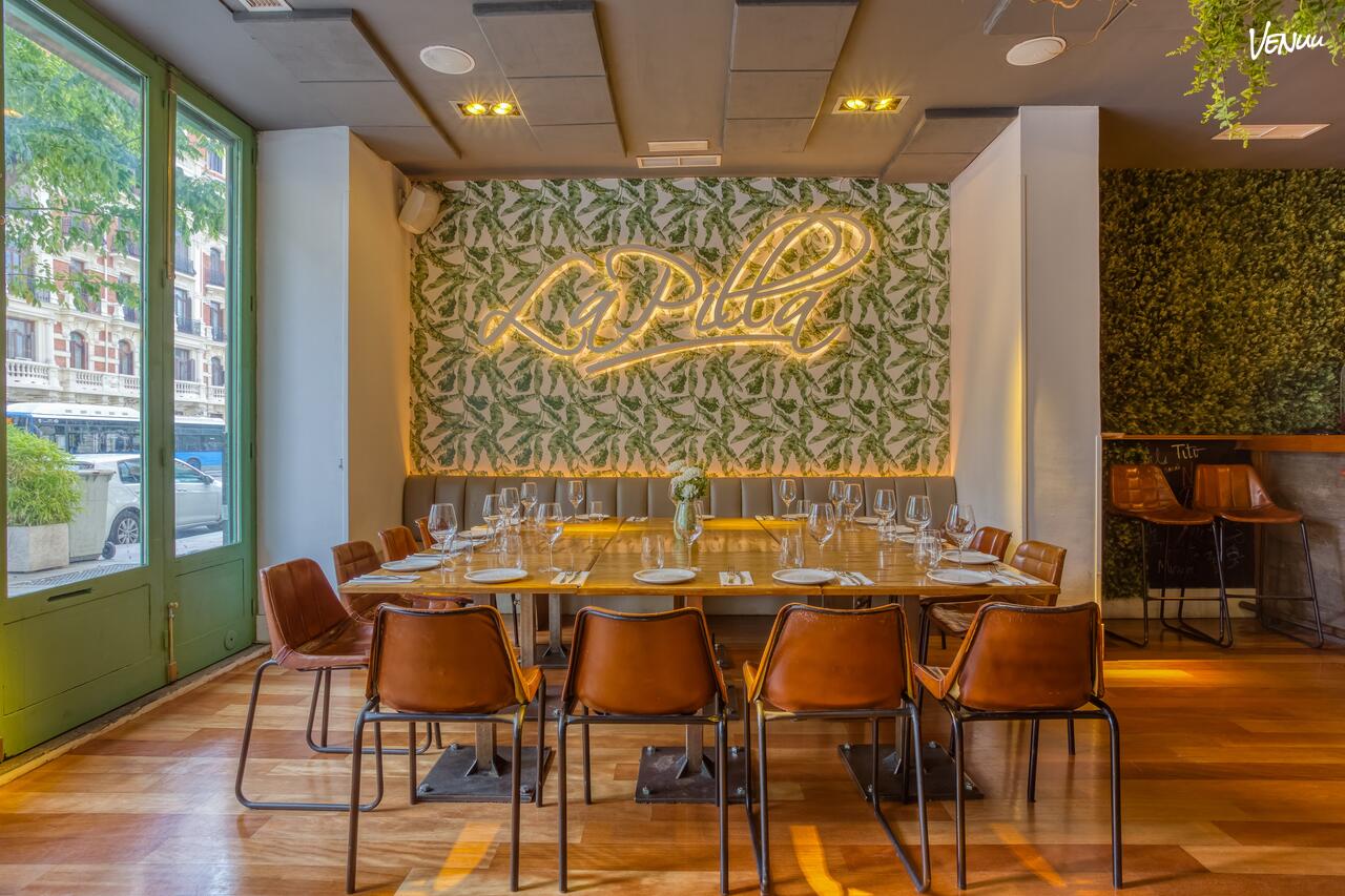 Salón acogedor de La Pilla de Almagro en Madrid con decoración moderna y ambiente perfecto para grupos.