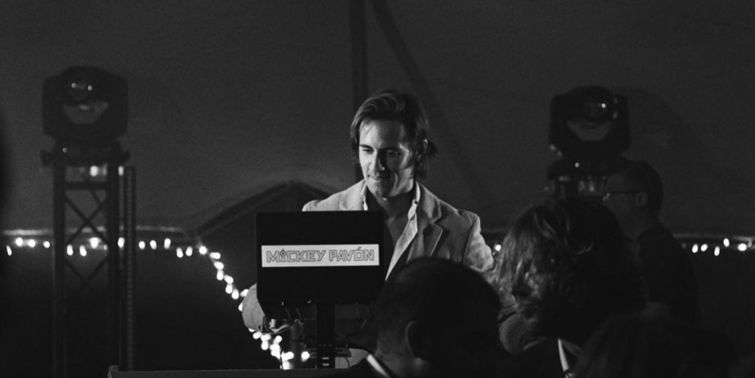 Mickey Pavón, DJ profesional de eventos y bodas en Madrid con estilo versátil que mezcla electrónica, pop e indie.