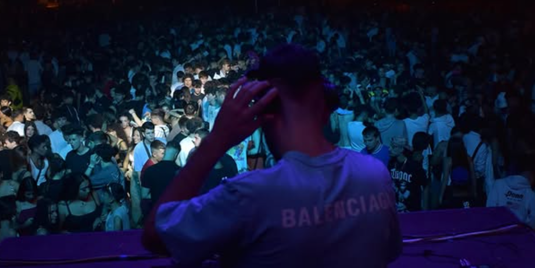 DJ VictorMouse, genio de la música en directo en Madrid e Ibiza, perfecto para eventos con mucha energía.
