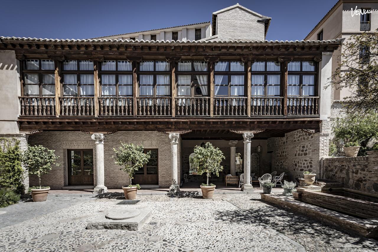 Casa del Armiño, finca lujosa con jardines de ensueño para bodas estilo serie histórica en Madrid.