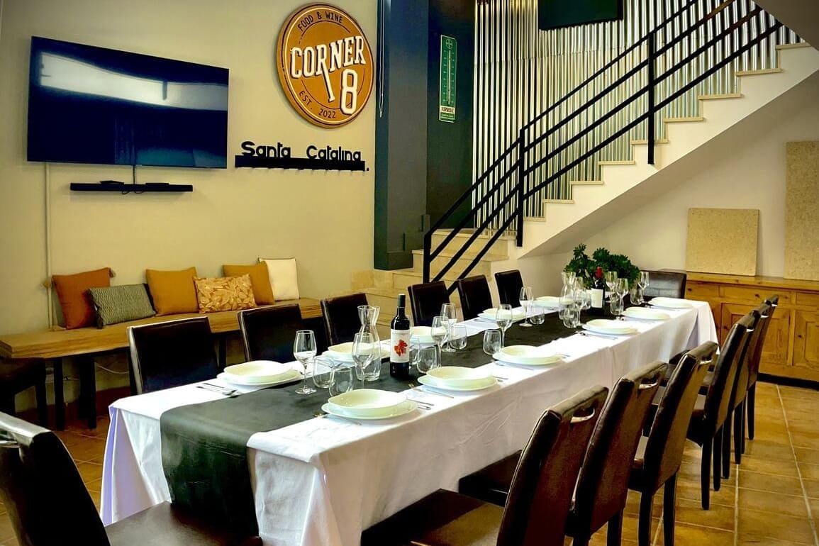 Corner8, espacio moderno y versátil con cocina y luz de fiesta para despedidas con estilo en Palma de Mallorca.