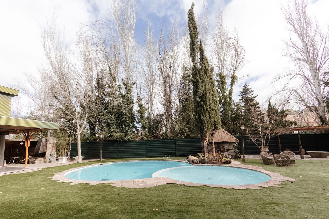 Jardín elegante y privado en La Moraleja para bodas íntimas y con mucho estilo.