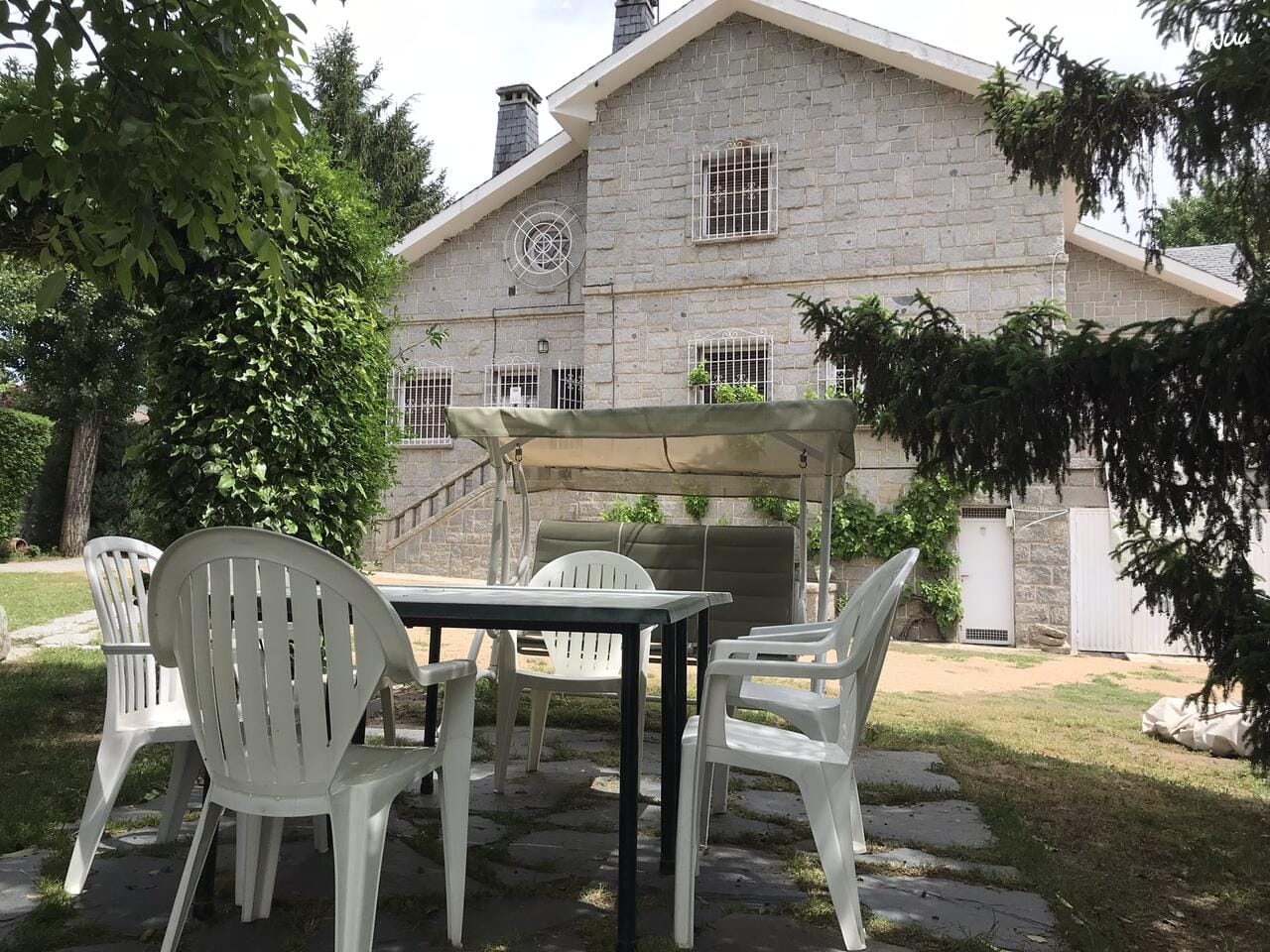 Finca El Reajo en Guadarrama, casa rural con jardín, piscina y barbacoa perfecta para grupos.