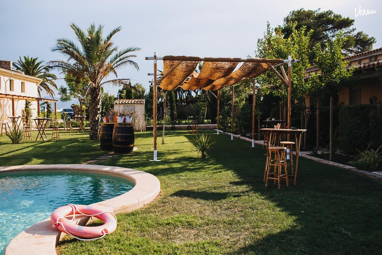 Finca elegante con jardín y salón ideal para eventos veraniegos en Valencia.
