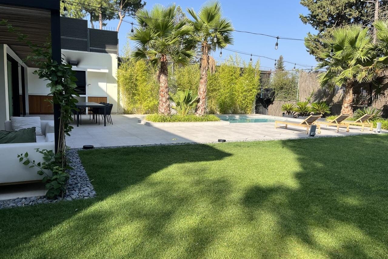 Jardín Caribeño Privado, jardín con piscina en Madrid ideal para fiestas veraniegas y eventos exclusivos.