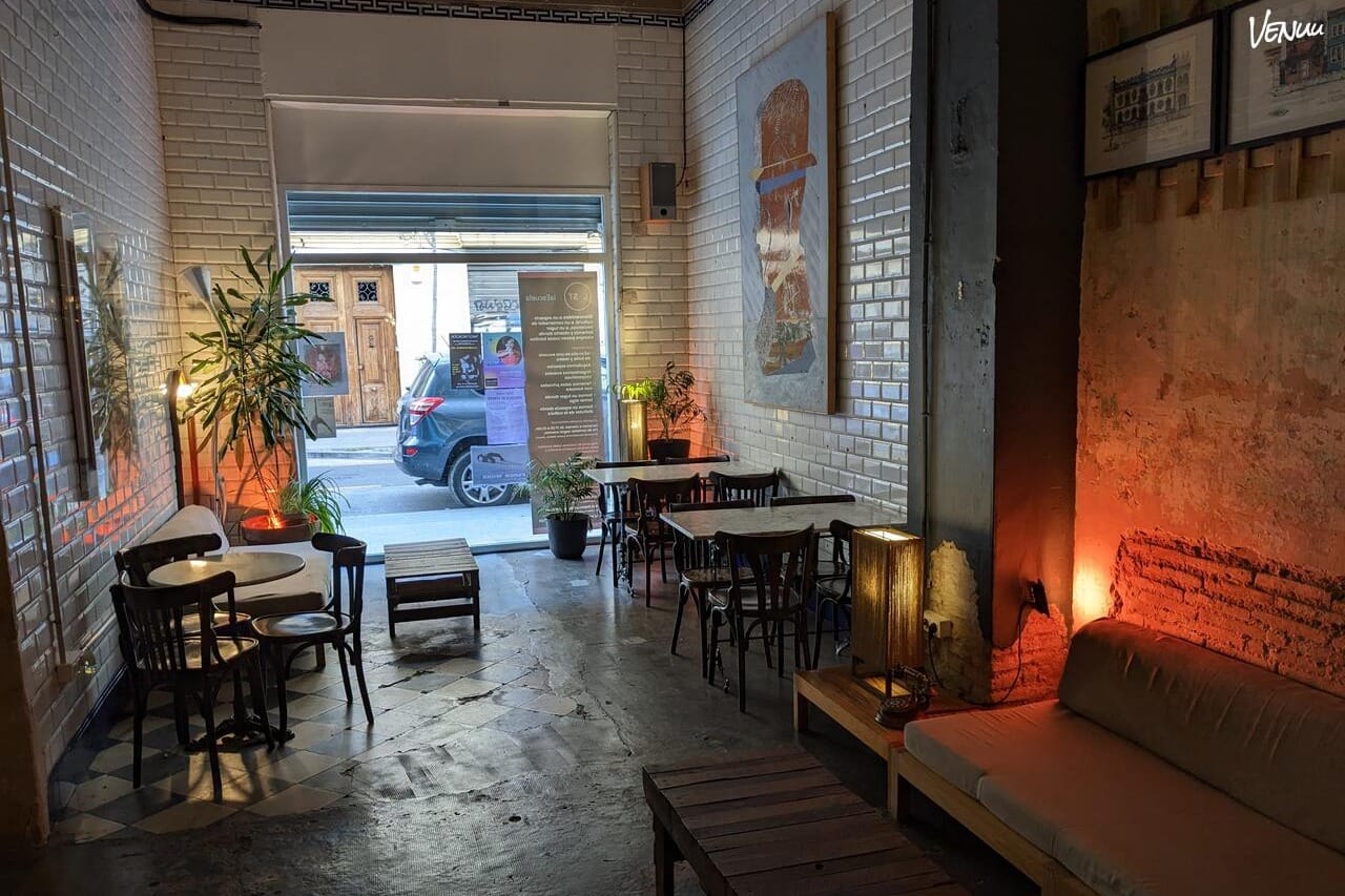 Sala Club Social en La Escuela de Ruzafa, espacio creativo para cenas de empresa con estilo y carácter en Valencia.