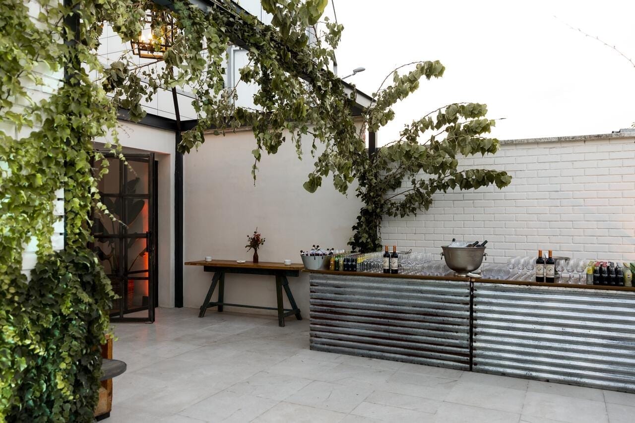 La Industrial Madrid exterior ajardinado para eventos.