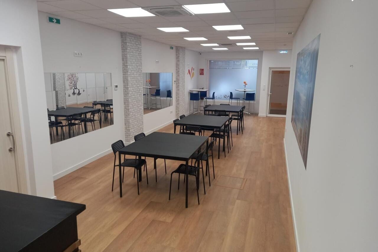 La Jota 57, espacio moderno y flexible en Zaragoza para celebraciones que terminan en baile y brindis.