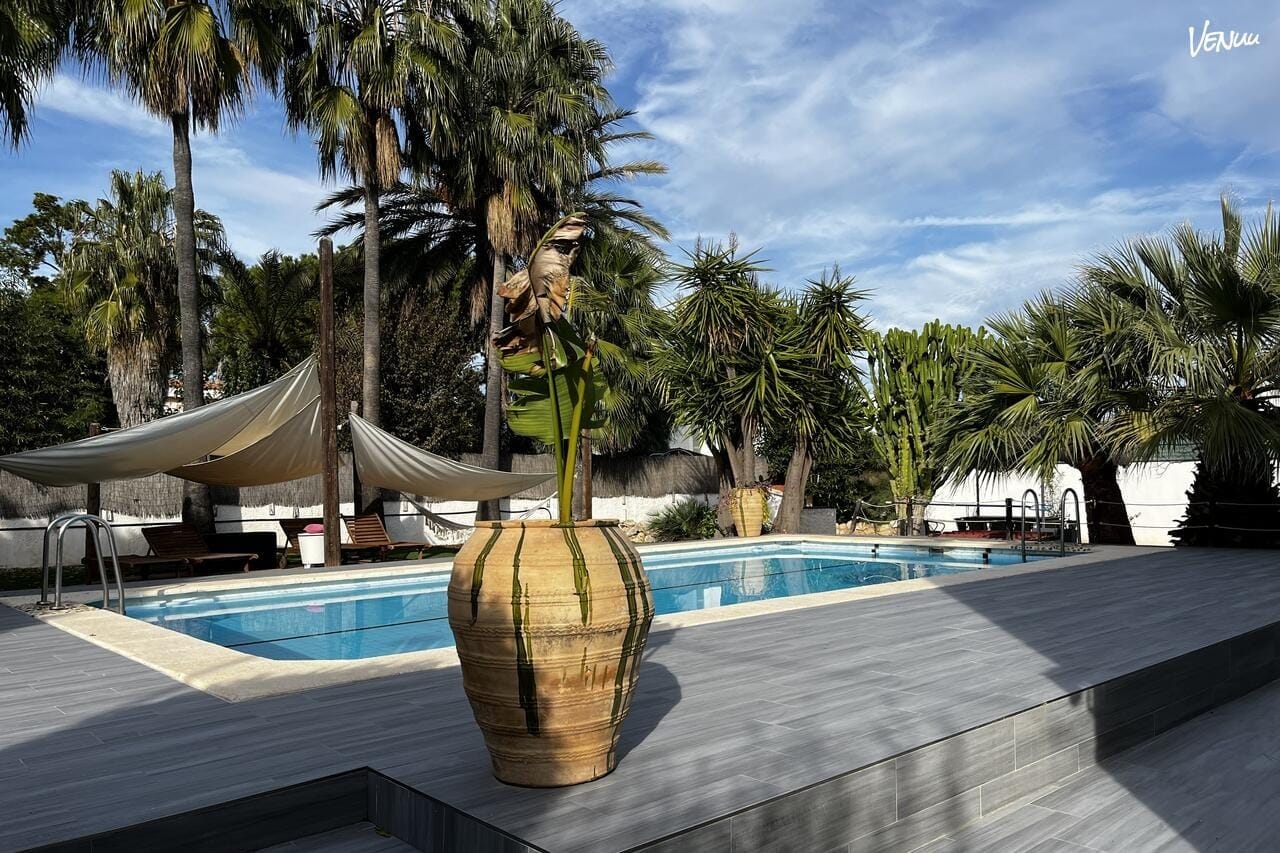 Villa de lujo ecológica, un paraíso sostenible con piscina y jardín para fiestas inolvidables.