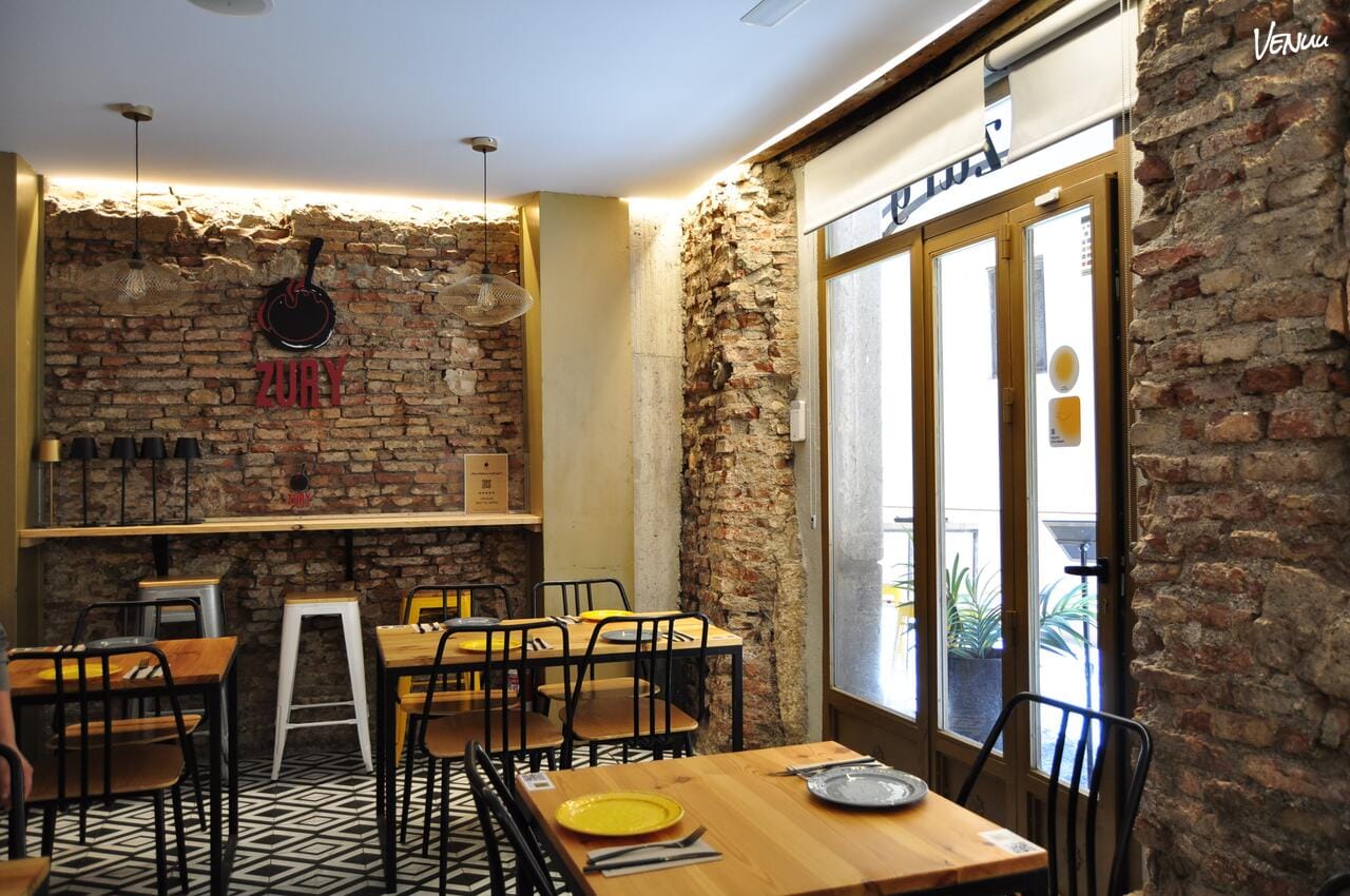 Zury, restaurante con encanto en el centro de Málaga perfecto para cenas de empresa con estilo y buen ambiente.