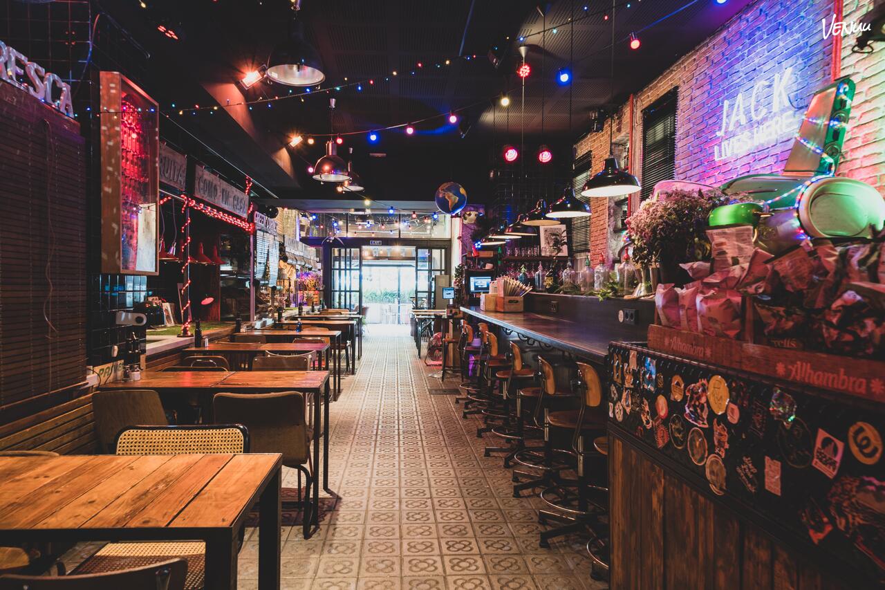 Metric Market / Sala Metric, bar moderno con DJ y ambientazo ideal para cumpleaños cañeros en Barcelona.