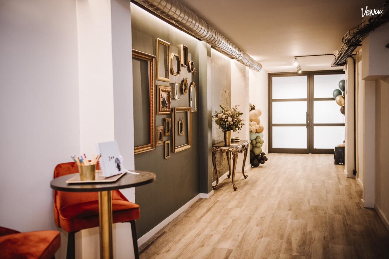 Espacio moderno The Local en Barcelona preparado para evento privado.