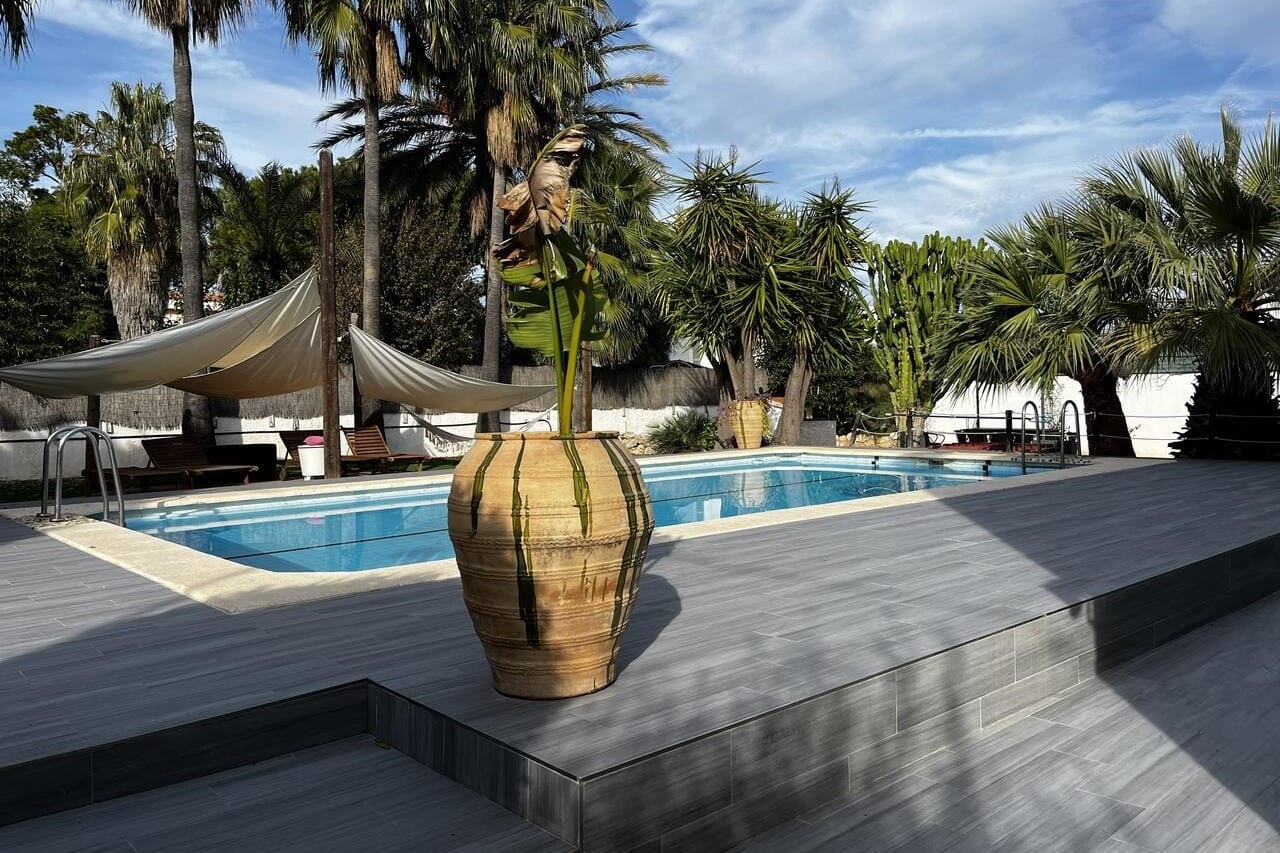 Villa de lujo ecológica, casa con piscina, jacuzzi y ambiente natural para cumpleaños sostenibles en Valencia.