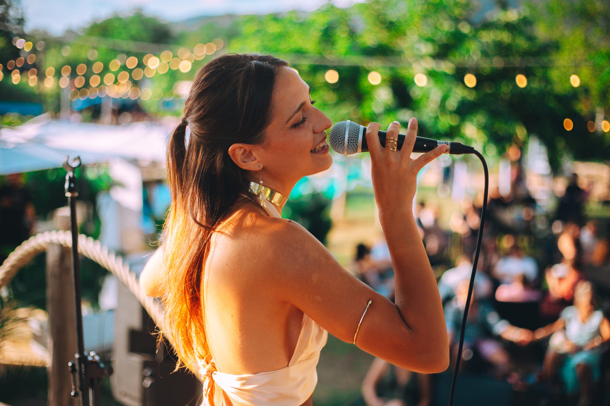 Anita Kasmi es una artista que destaca por su estilo propio y por la fuerza de sus interpretaciones