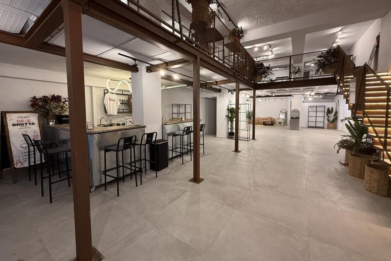 Brutta Concept Madrid espacio moderno para gender reveal con decoración.