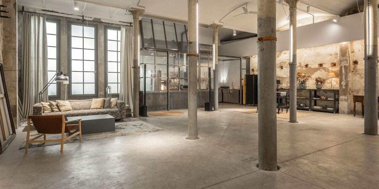 Espacio industrial Downtown Brooklyn en Barcelona preparado para boda tipo cóctel.
