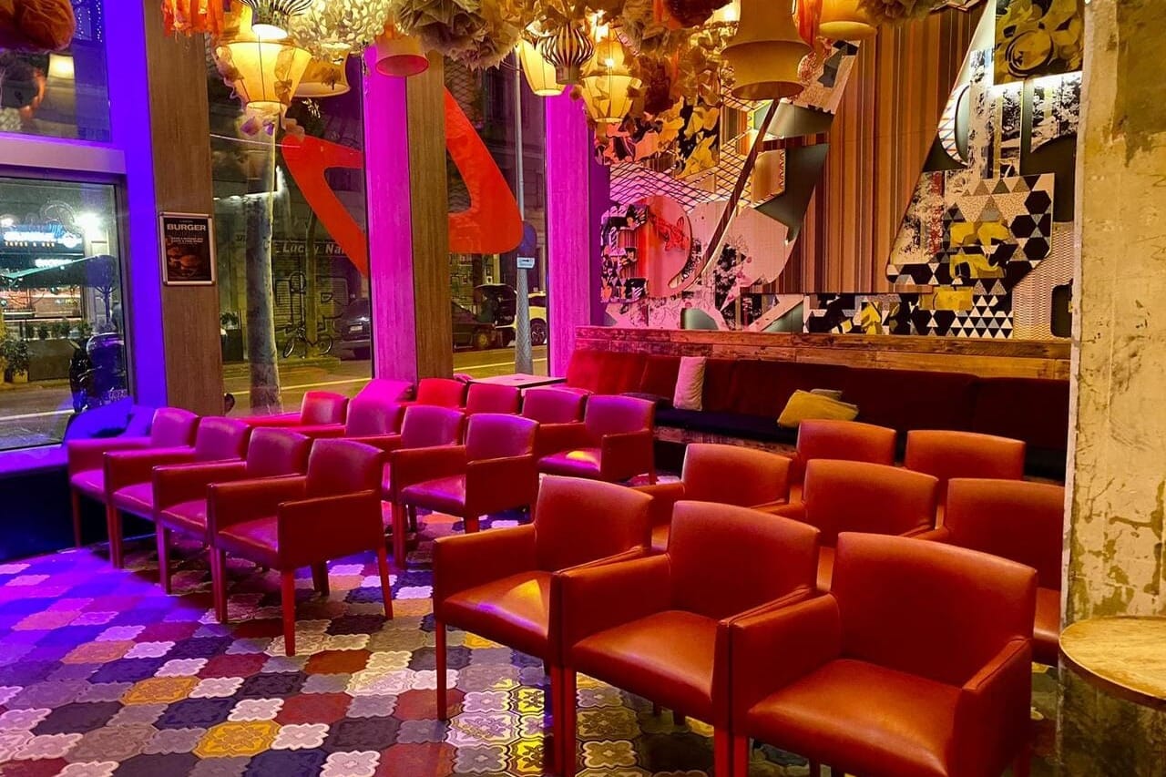 Generator Barcelona hotel moderno con salas para eventos.