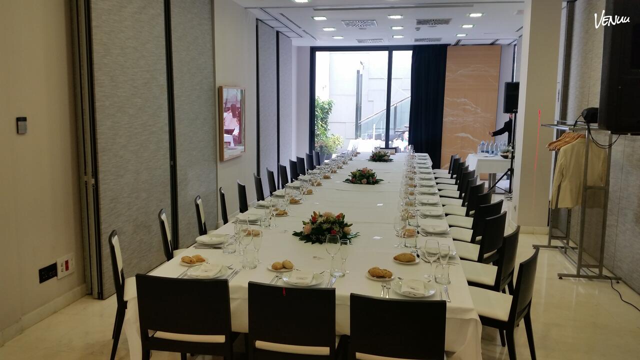 Sala Polivalente Grupotel Gran Via preparada para celebración familiar.