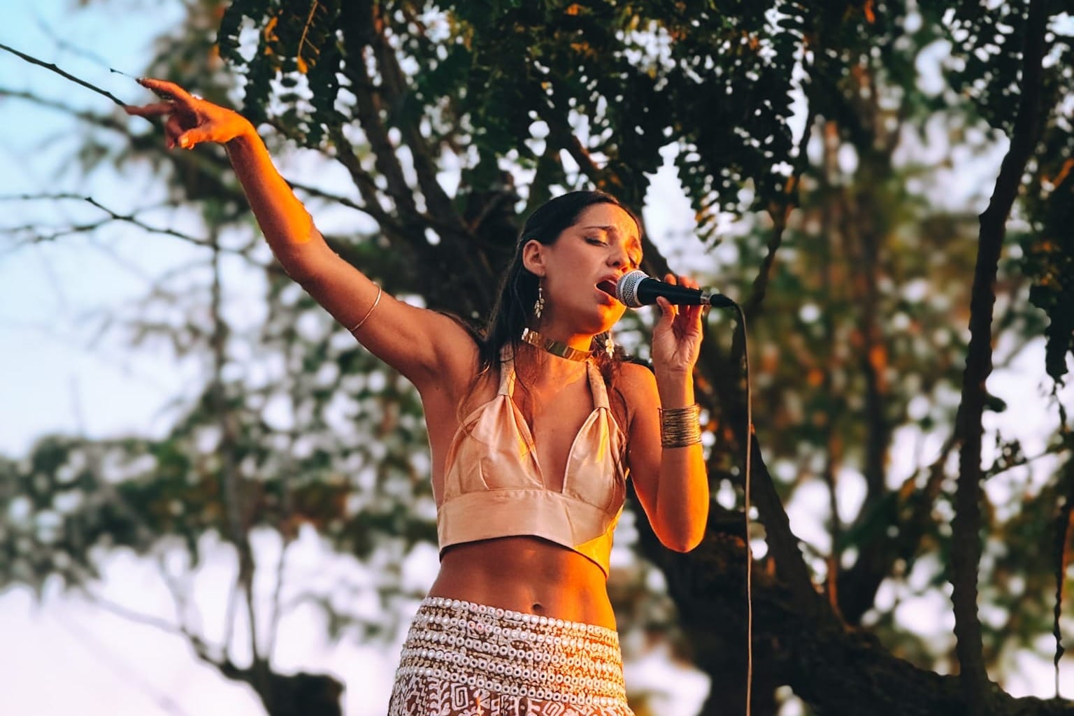 Anita Kasmi es una artista que destaca por su estilo propio y por la fuerza de sus interpretaciones