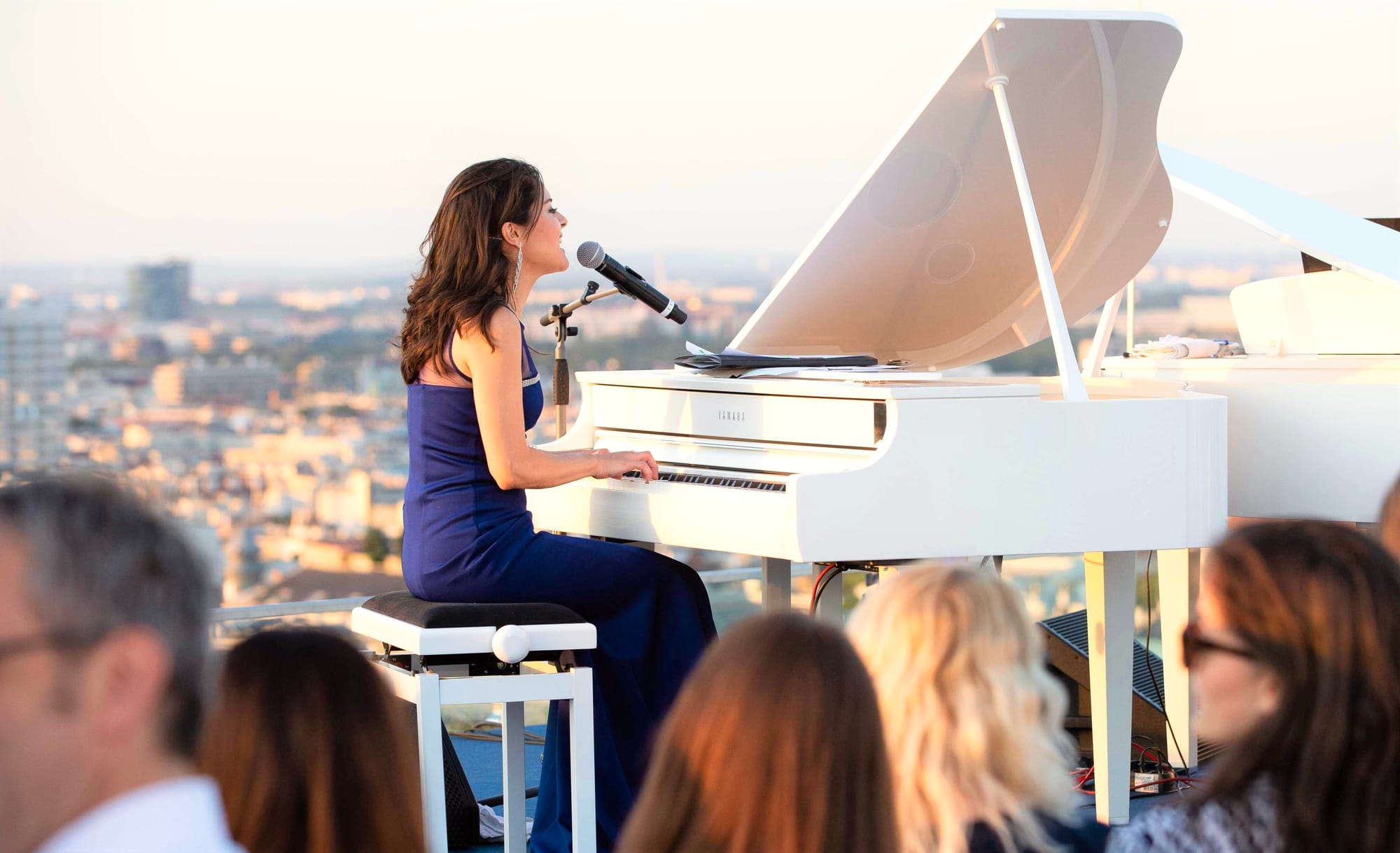 Miriam Luna es una cantante y pianista de Barcelona que destaca por su elegancia musical 
