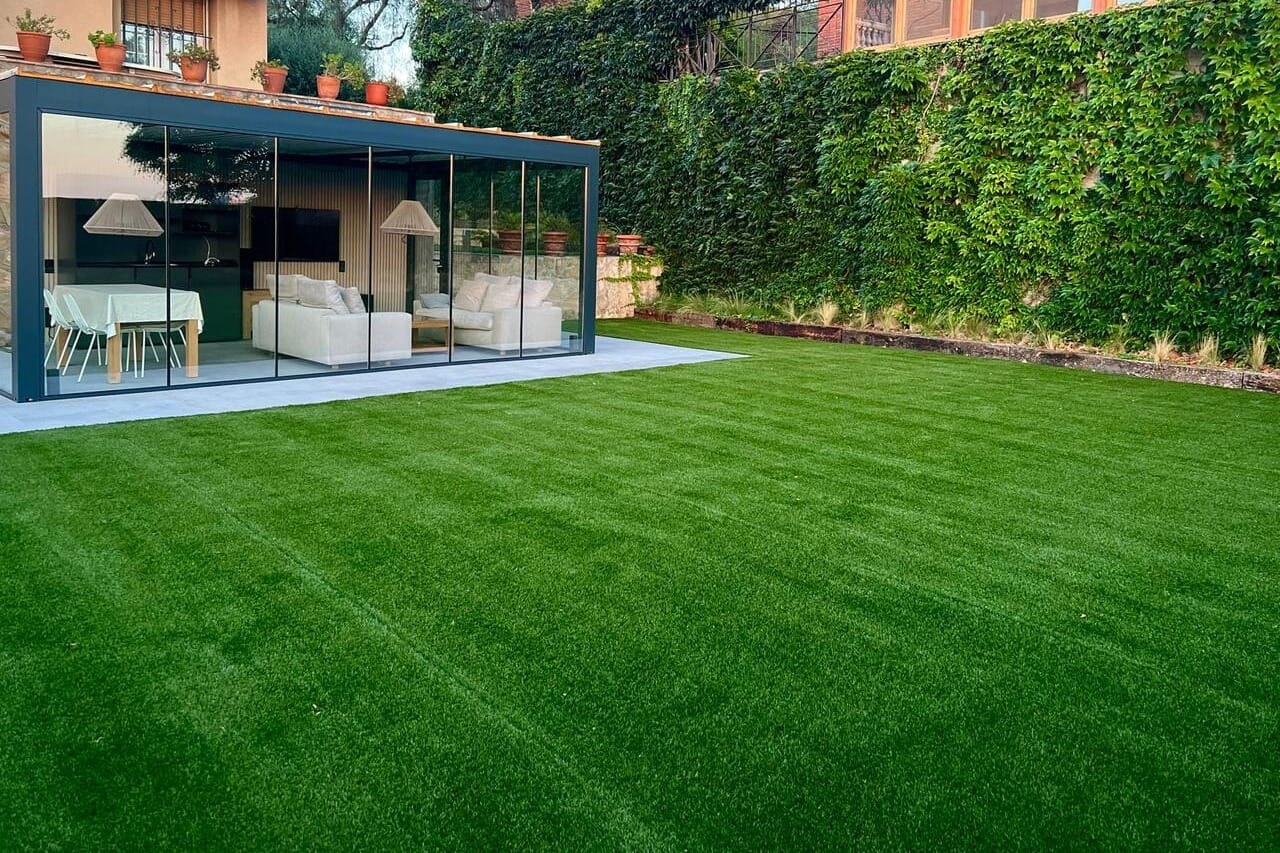 Jardín urbano Jardí Urbà BCN preparado para bautizo al aire libre.