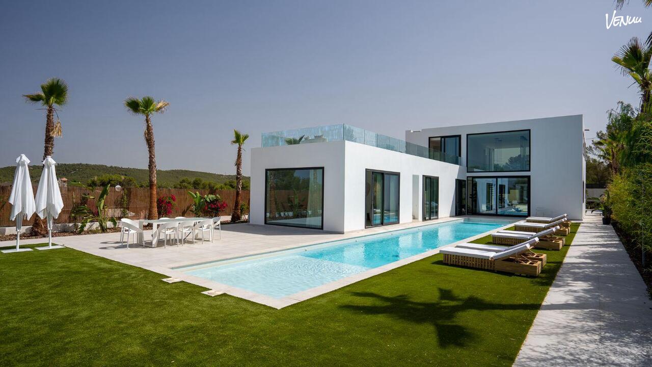  Espacio La Roca preparado para celebración familiar al aire libre cerca de Barcelona.