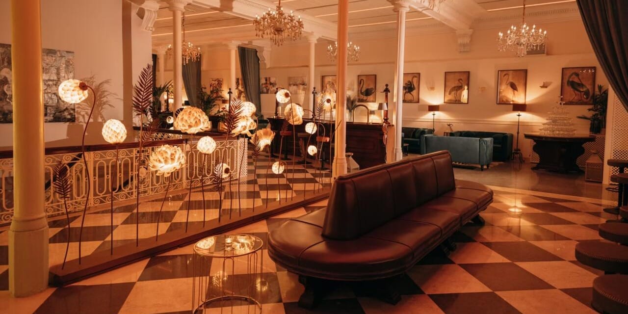 Espacio Laietana Cultural en Barcelona preparado para boda tipo cóctel.