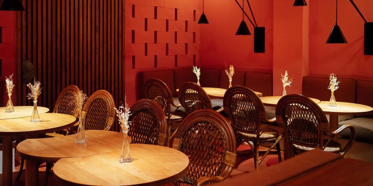 Sala Rosa Little Andaman en Barcelona ideal para boda cóctel.