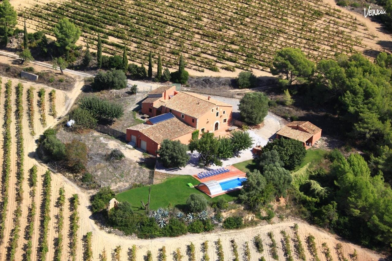 Masia Naranja preparada para bautizo familiar.