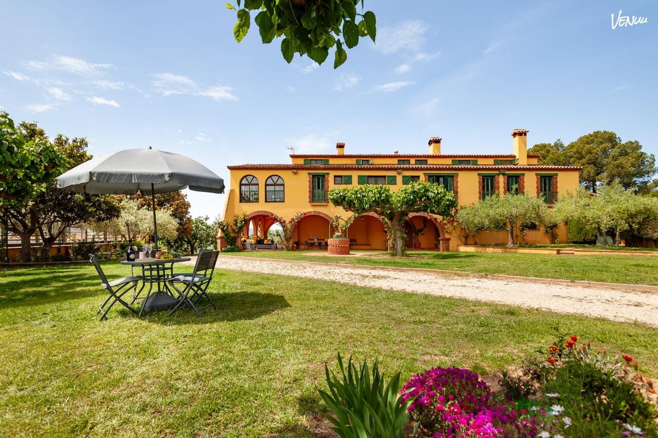 Masía de Cristal preparada para celebración elegante cerca de Barcelona.