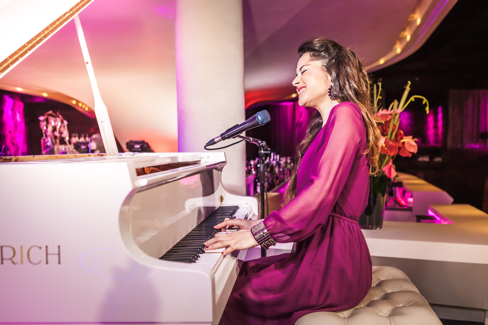 Miriam Luna es una cantante y pianista de Barcelona que destaca por su elegancia musical 