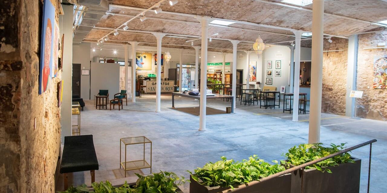 Interior histórico del Palau Dalmases en Barcelona para boda elegante.