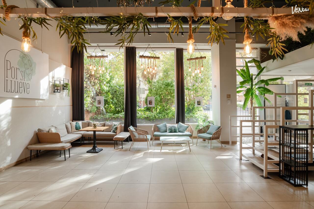 Espacio interior Por Si Llueve en Madrid decorado para baby shower íntimo.