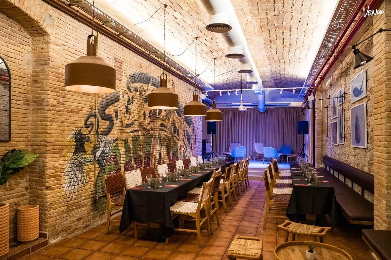  Restaurante Poca Solta - Sala Underground, un local en Barcelona donde cumpleaños infantiles y buena comida se encuentran.