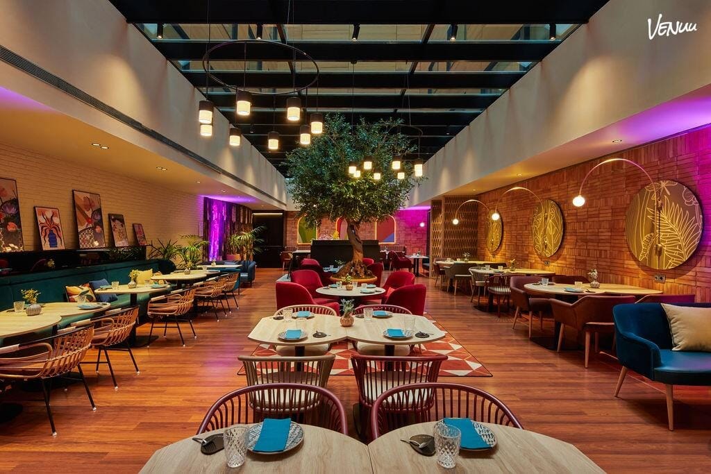 Restaurante Reversible en Hotel Indigo Barcelona preparado para celebración familiar.