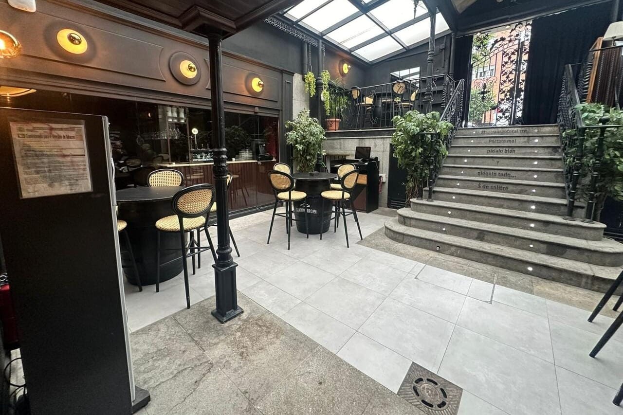 Taberna Salitre patio Madrid espacio para celebraciones.