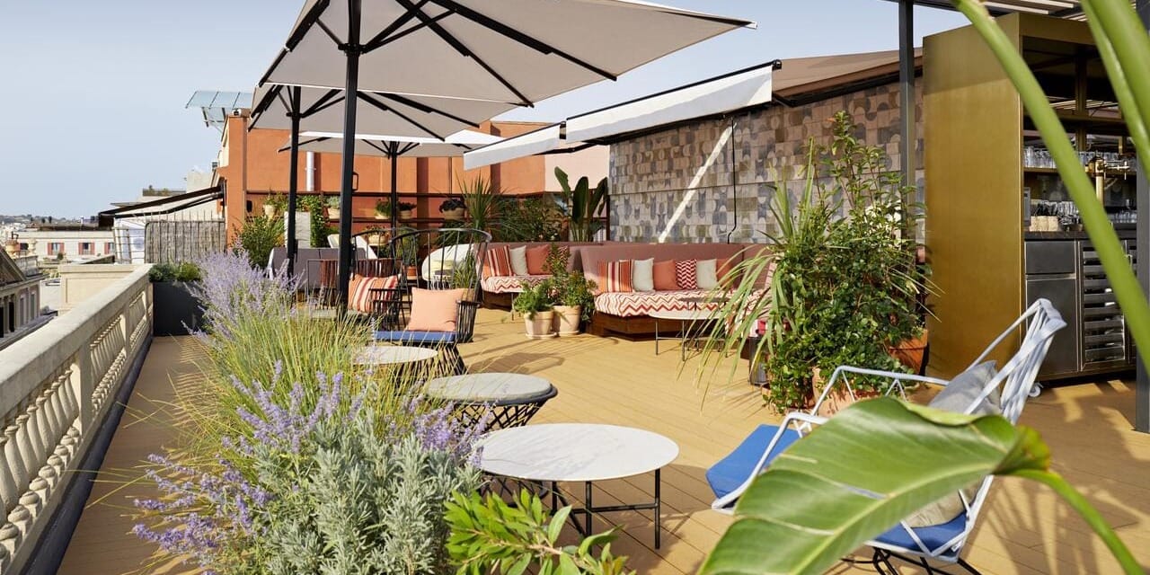 Terraza de Vivi en Barcelona preparada para boda tipo cóctel al aire libre.