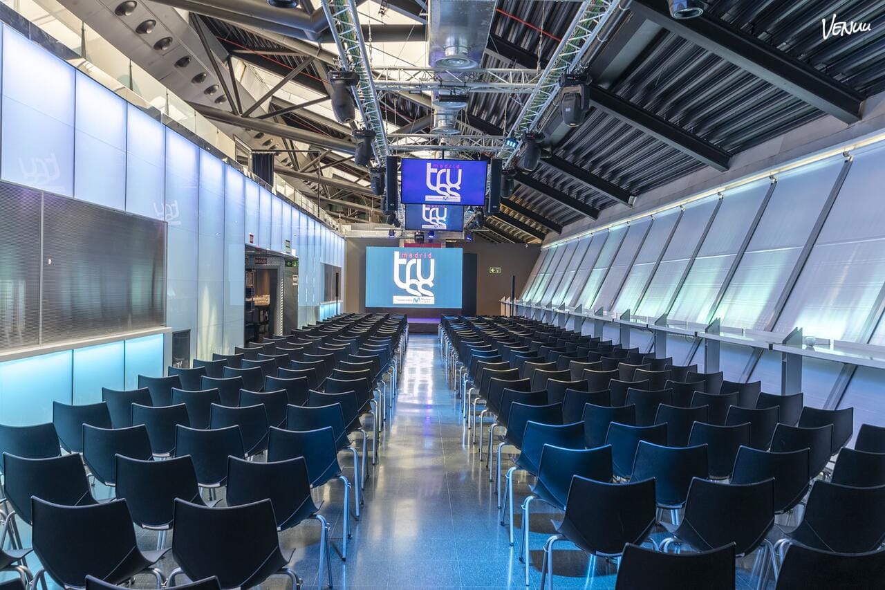Truss Madrid Sala LED espacio moderno para conferencias y congresos.