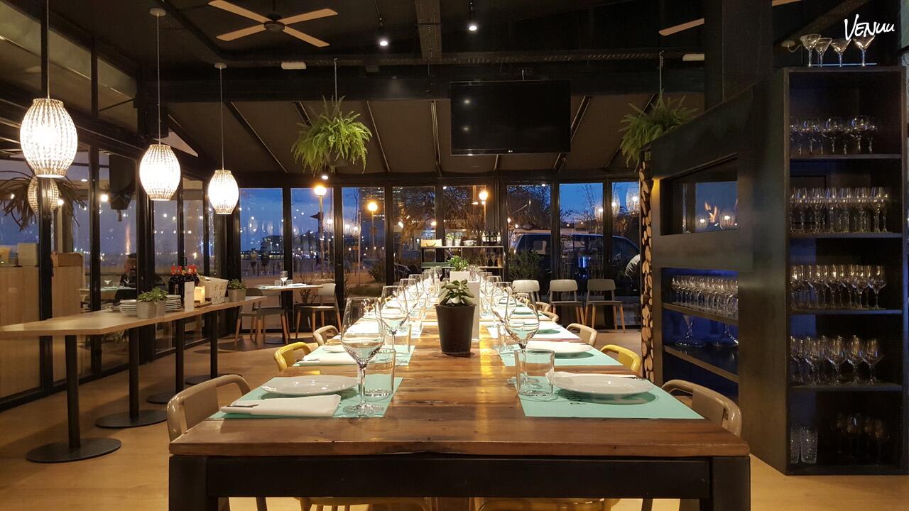  Restaurante Xiroi Barcelona preparado para celebración familiar con vistas al mar.