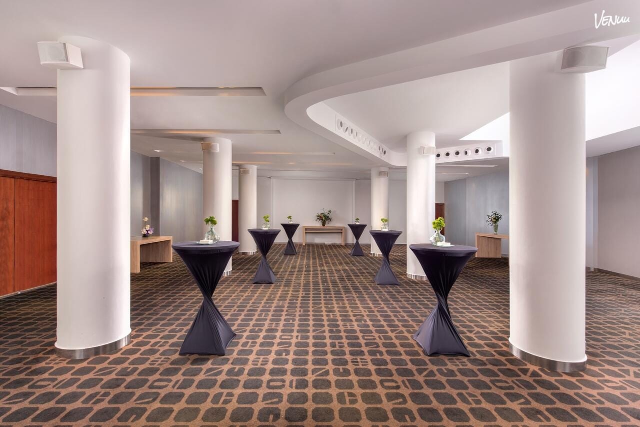 Espacio Le Méridien Barcelona preparado para cena de empresa elegante.
