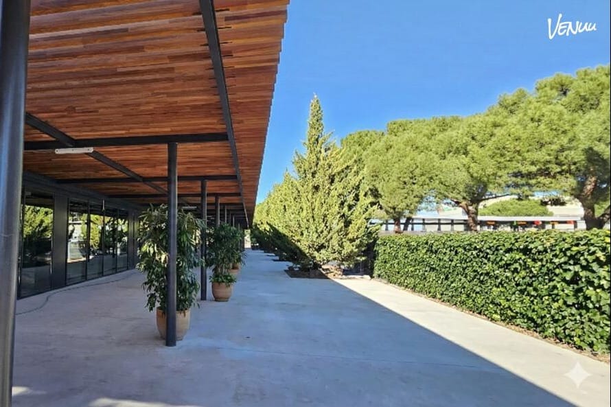 Gastrohub El Jardín preparado para boda con jardín en Madrid.