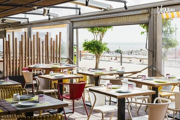 Terraza Xiroi en Barcelona preparada para fiesta de empresa con vistas al mar.
