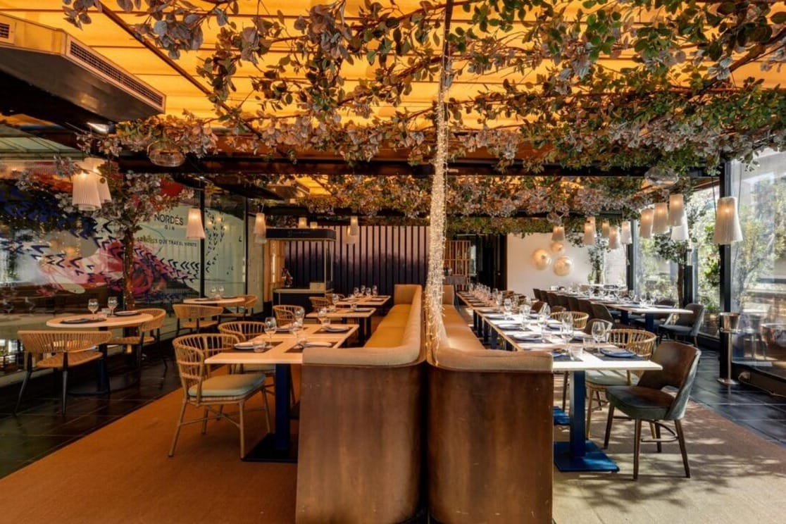  Restaurante moderno en Madrid con sala amplia para eventos y grupos.