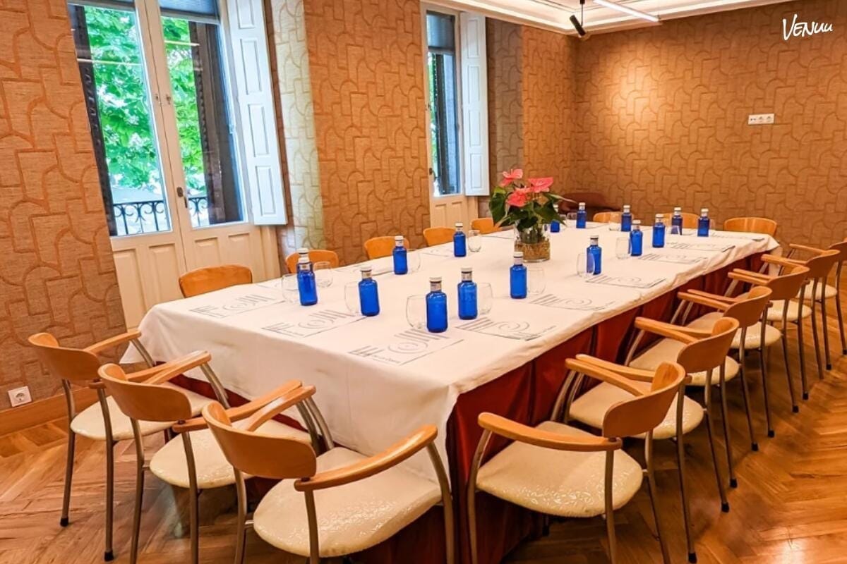 Restaurante con salón privado en Madrid con ambiente artístico y elegante.