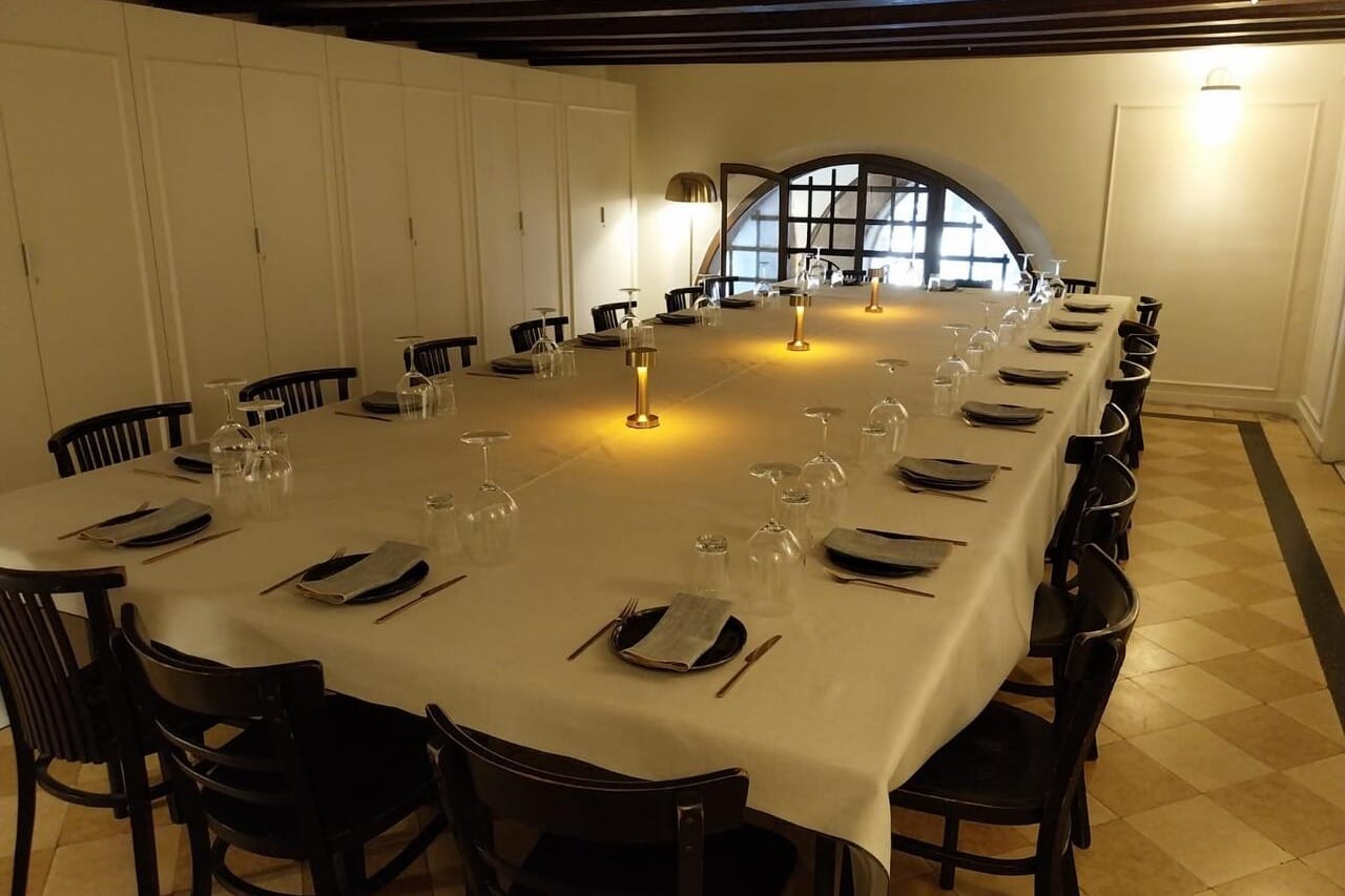 Restaurante speakeasy en Barcelona ideal para grupos.