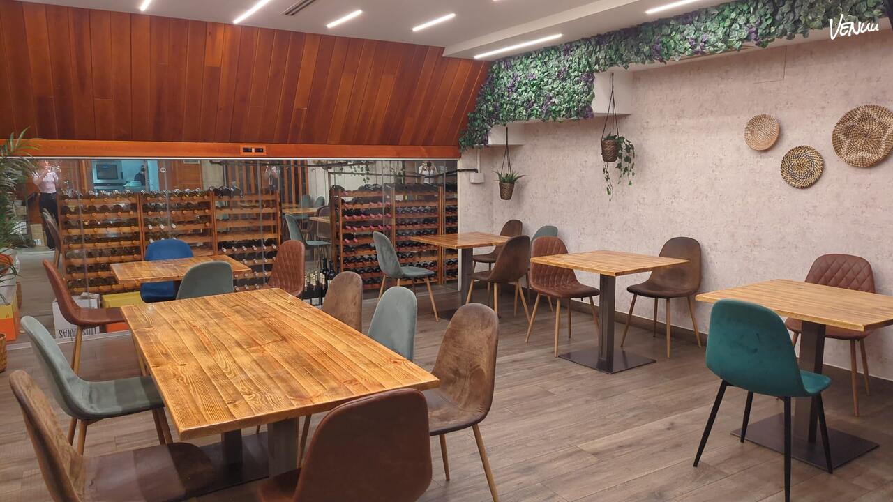 Taberna en Madrid con salón privado acogedor para cenas y eventos.