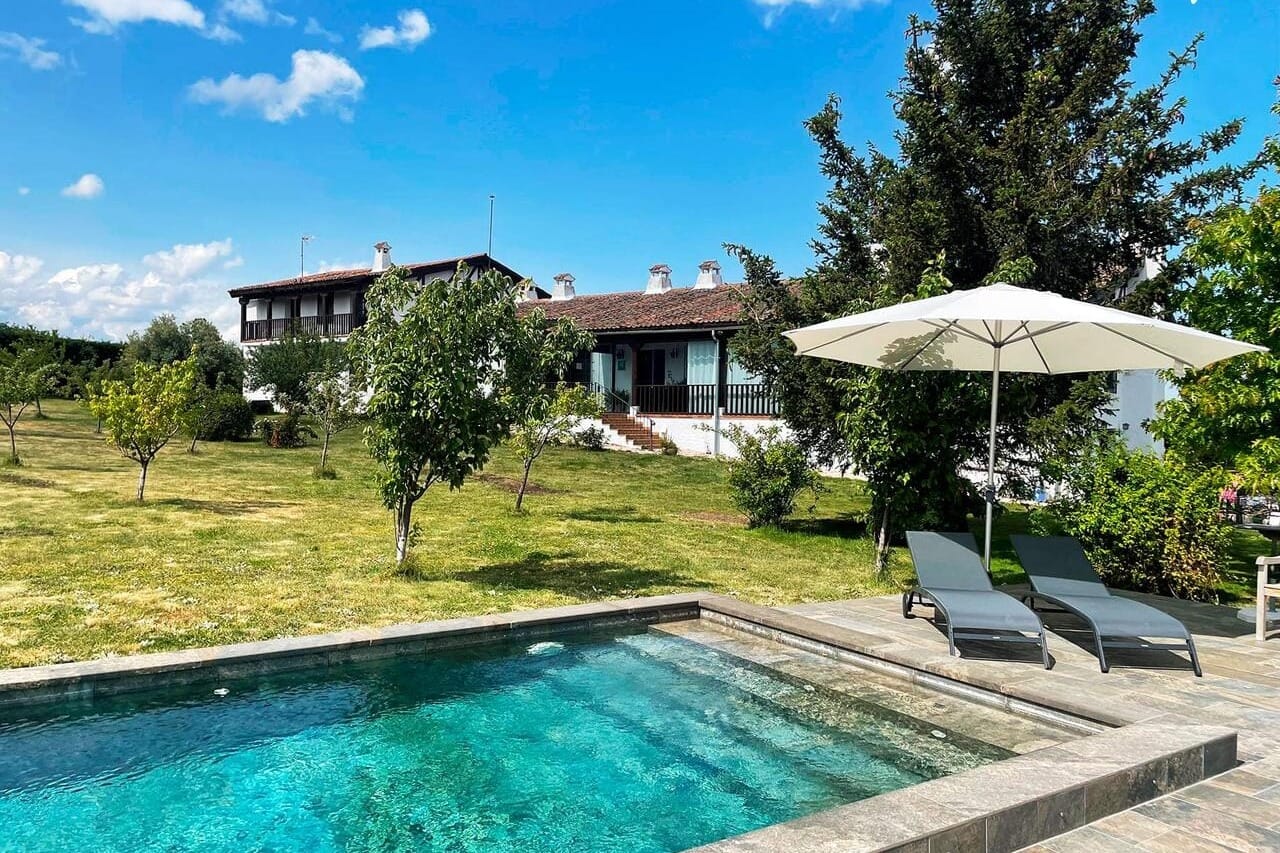 Casón de la Pinilla, antigua casa rural con jardín y entorno natural para escapadas asequibles.